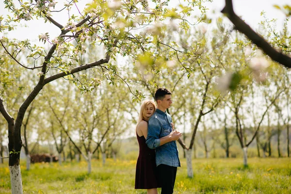 Schönes Paar verbringt Zeit in einem Sommerpark — Stockfoto