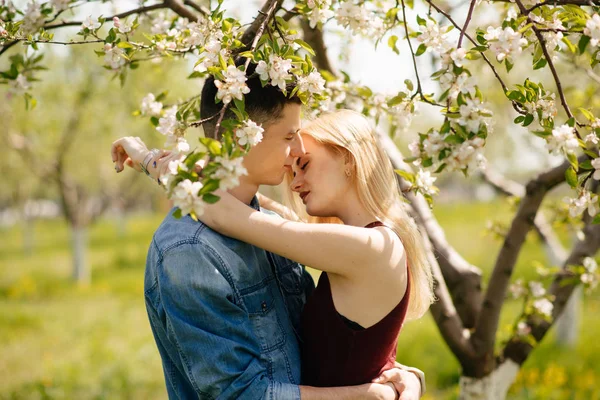 Beautiful couple spend time in a summer park — Stock Photo, Image