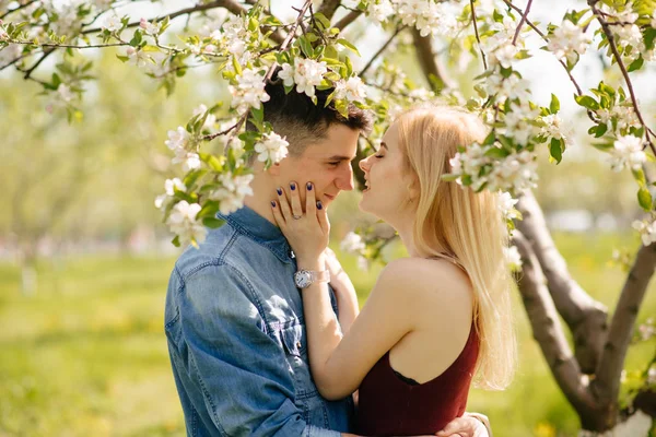 Hermosa pareja pasar tiempo en un parque de verano —  Fotos de Stock