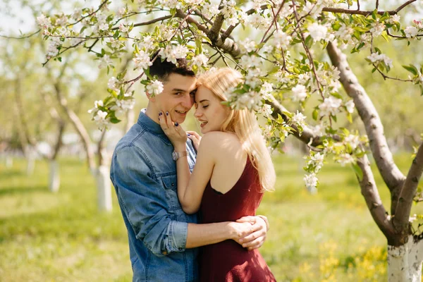 Hermosa pareja pasar tiempo en un parque de verano — Foto de Stock