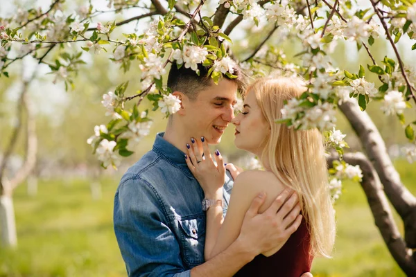 Belo casal passar o tempo em um parque de verão — Fotografia de Stock