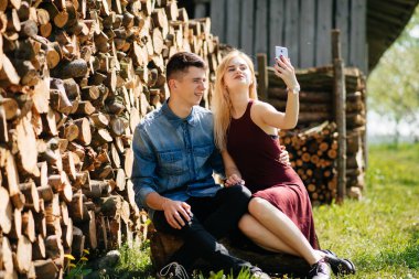 Güzel bir çift yaz parkında vakit geçirir.