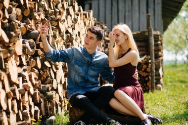 Güzel bir çift yaz parkında vakit geçirir.