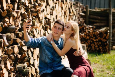 Güzel bir çift yaz parkında vakit geçirir.