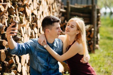 Güzel bir çift yaz parkında vakit geçirir.