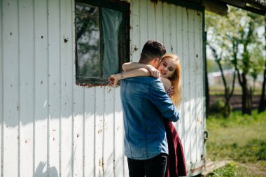 Güzel bir çift yaz parkında vakit geçirir.