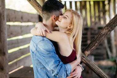 Güzel bir çift yaz parkında vakit geçirir.