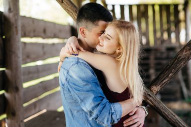 Güzel bir çift yaz parkında vakit geçirir.