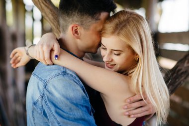 Güzel bir çift yaz parkında vakit geçirir.