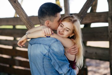 Güzel bir çift yaz parkında vakit geçirir.