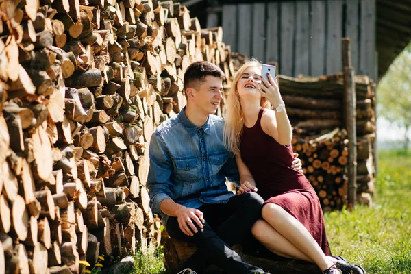 Belo casal passar o tempo em um parque de verão — Fotografia de Stock