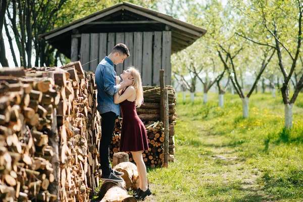 Vackra par tillbringa tid i en sommarpark — Stockfoto