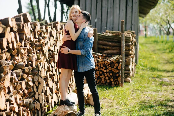 Beautiful couple spend time in a summer park — Stock Photo, Image