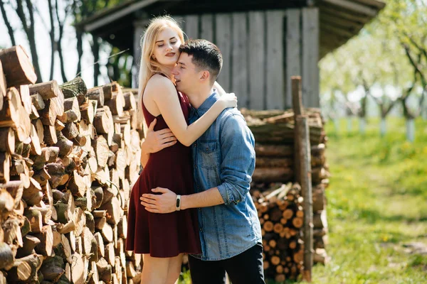 Schönes Paar verbringt Zeit in einem Sommerpark — Stockfoto