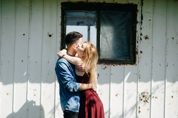 Hermosa pareja pasar tiempo en un parque de verano — Foto de Stock