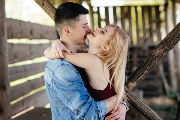 Hermosa pareja pasar tiempo en un parque de verano — Foto de Stock