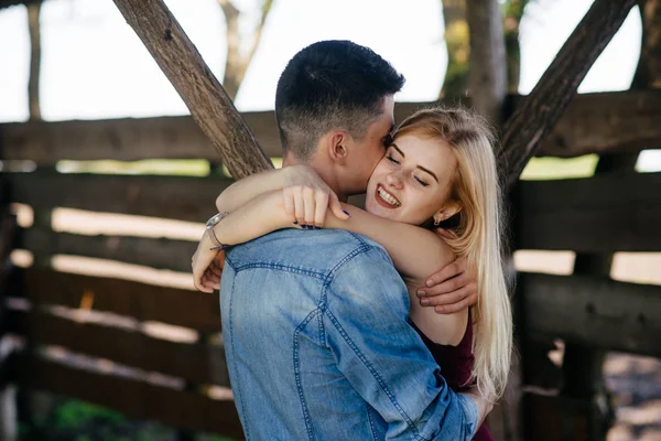 Beautiful couple spend time in a summer park — Stock Photo, Image