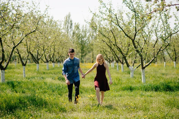 Bella coppia trascorrere del tempo in un parco estivo — Foto Stock