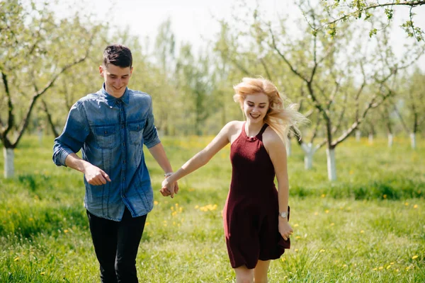 Mooi koppel brengen tijd door in een zomerpark — Stockfoto