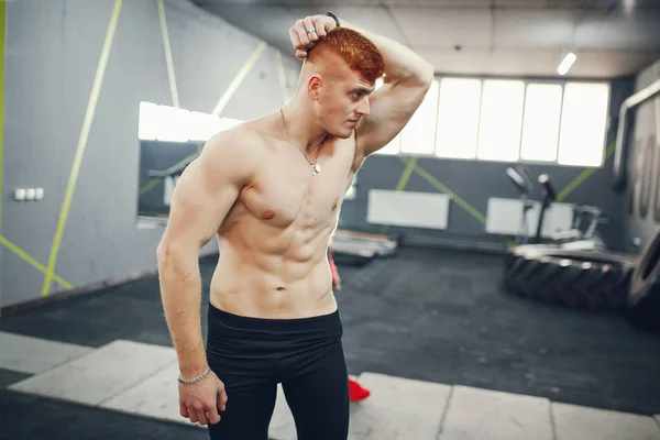 El bombeado se dedica a los deportes en el gimnasio — Foto de Stock