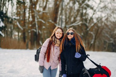 Sırt çantası ile kız