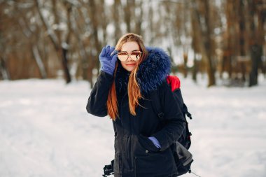 sırt çantası ile kız
