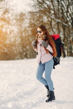 sırt çantası ile kız