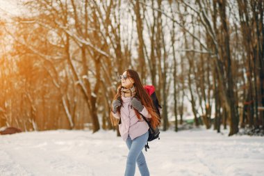 sırt çantası ile kız