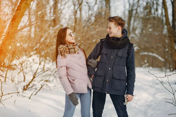 Paar in einem Wald — Stockfoto