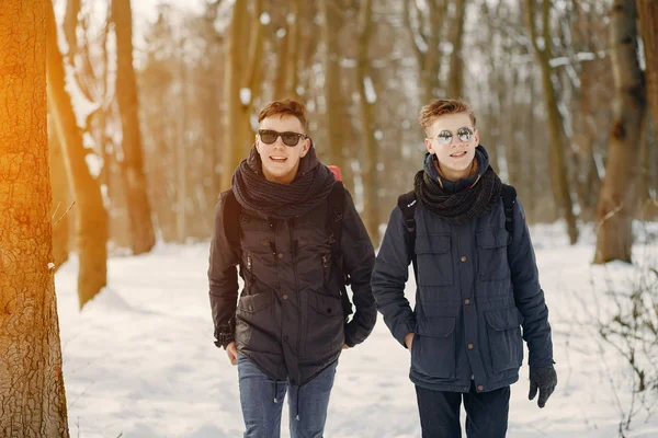 Jungs mit Rucksack — Stockfoto