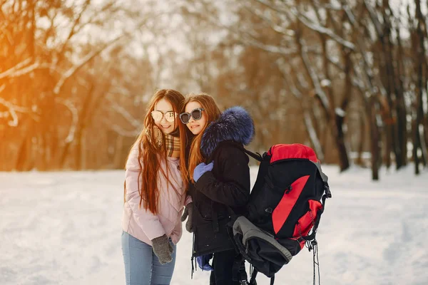 Mädchen mit Rucksack — Stockfoto