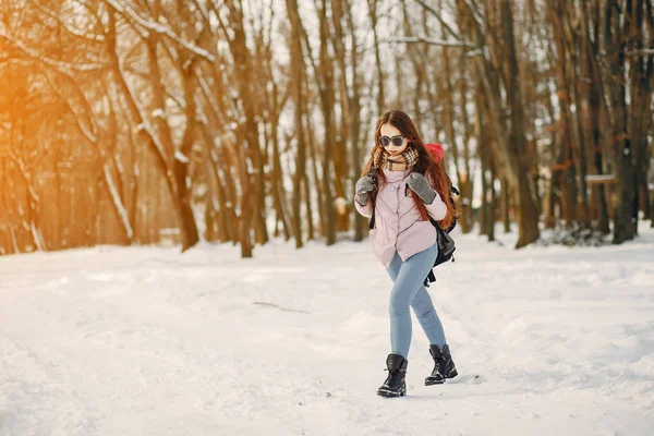 Ragazza con zaino — Foto Stock