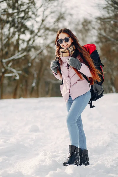 Ragazza con zaino — Foto Stock