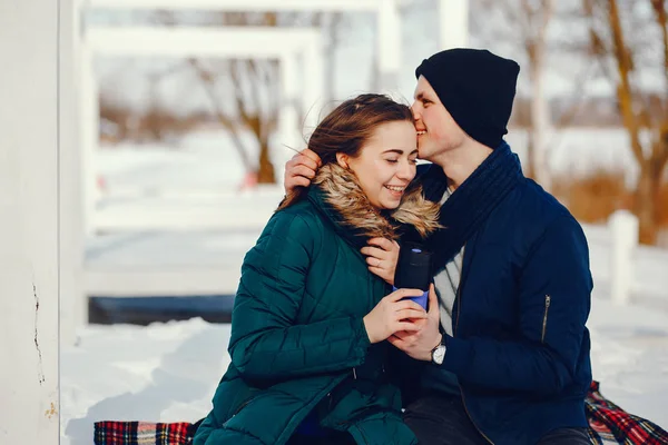 Casal em um inverno — Fotografia de Stock