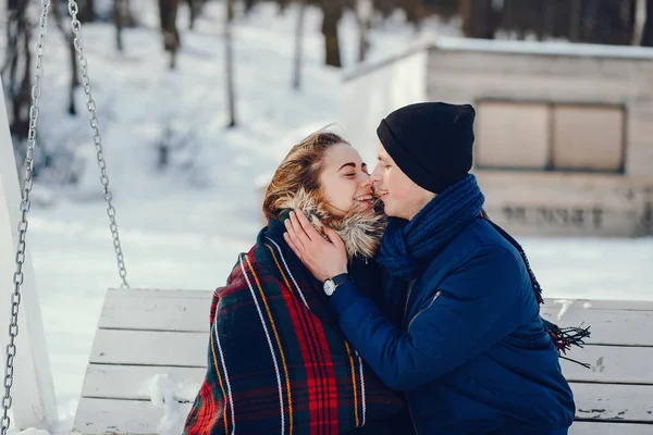 Pareja en invierno —  Fotos de Stock