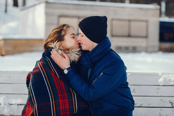 Casal em um inverno — Fotografia de Stock