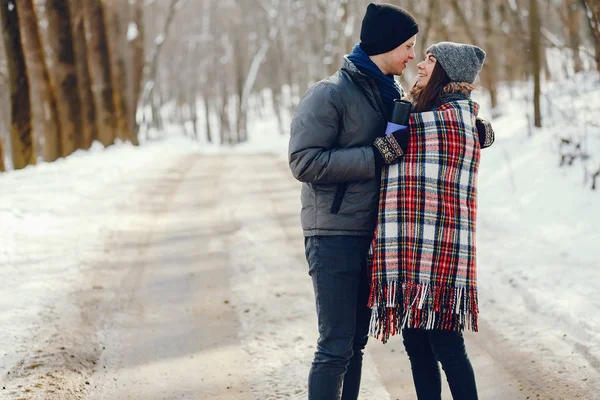 Coppia in un inverno — Foto Stock