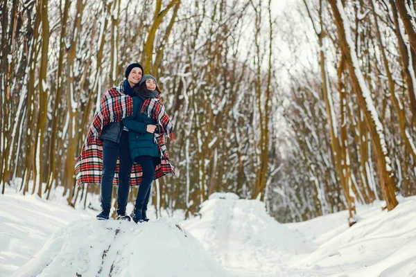 Paar im Winter — Stockfoto