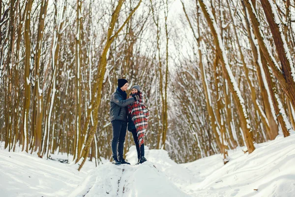 Casal em um inverno — Fotografia de Stock