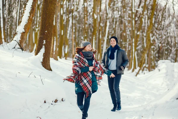 Coppia in un inverno — Foto Stock