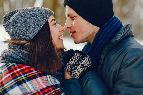 Paar im Winter — Stockfoto