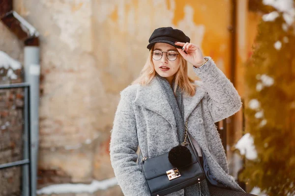 Menina em uma cidade de inverno — Fotografia de Stock