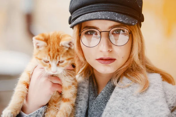 Девушка с котом — стоковое фото