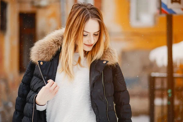 Menina em uma cidade de inverno — Fotografia de Stock