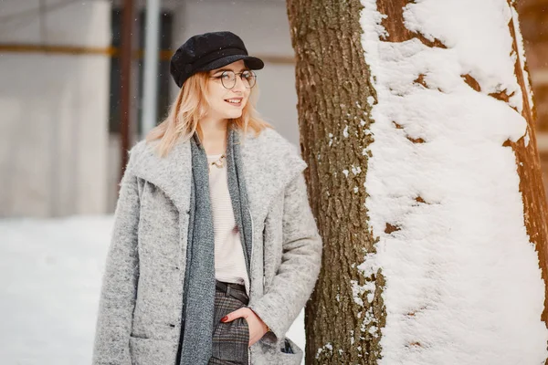 Meisje in een winterstad — Stockfoto