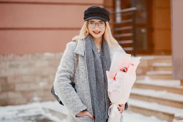 Дівчина в зимовому місті — стокове фото
