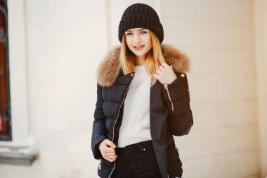 Kış şehrinde bir kız