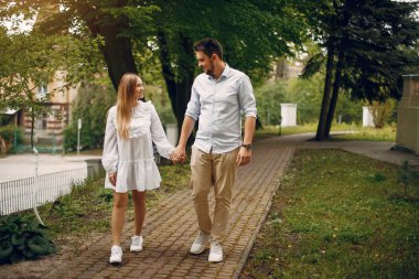 Güzel bir çift yaz parkında vakit geçirir.