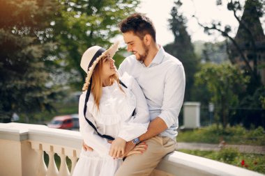 Güzel bir çift yaz parkında vakit geçirir.