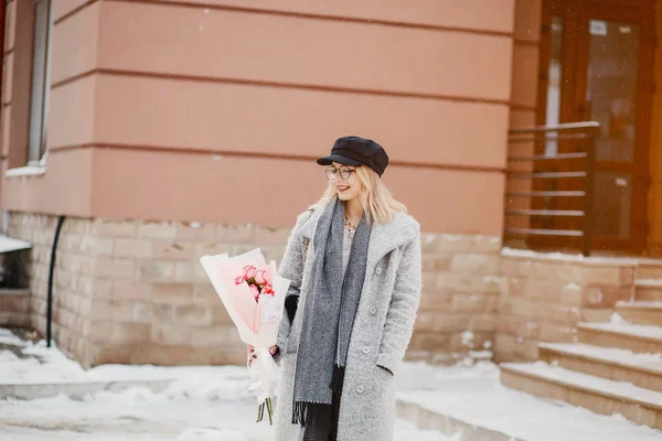 Chica en una ciudad de invierno —  Fotos de Stock
